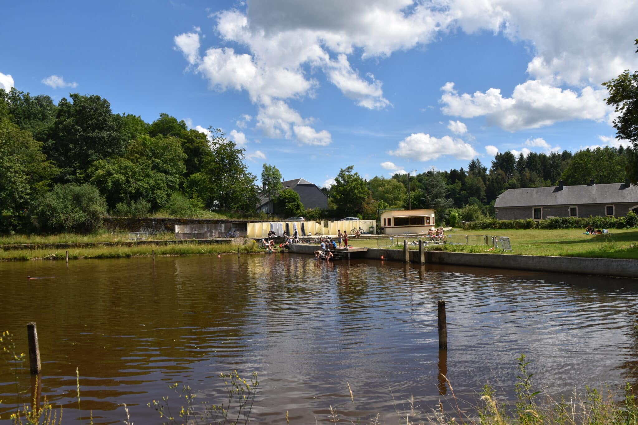 Vue panorama du site de l'étang Remy en été