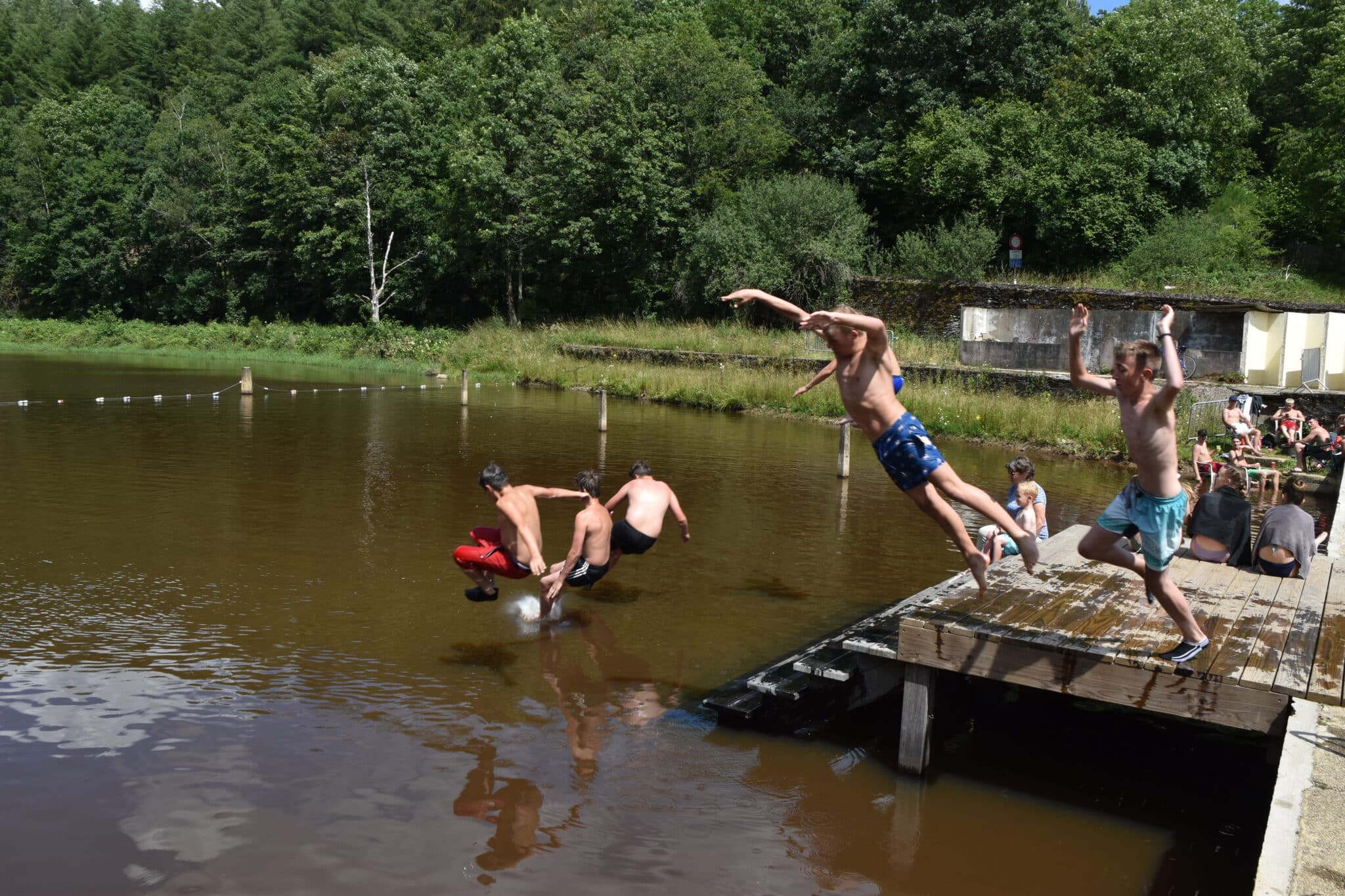 Saut dans l'étang Remy en plein été. Il fait bon se rafraîchir quand il faut chaud.