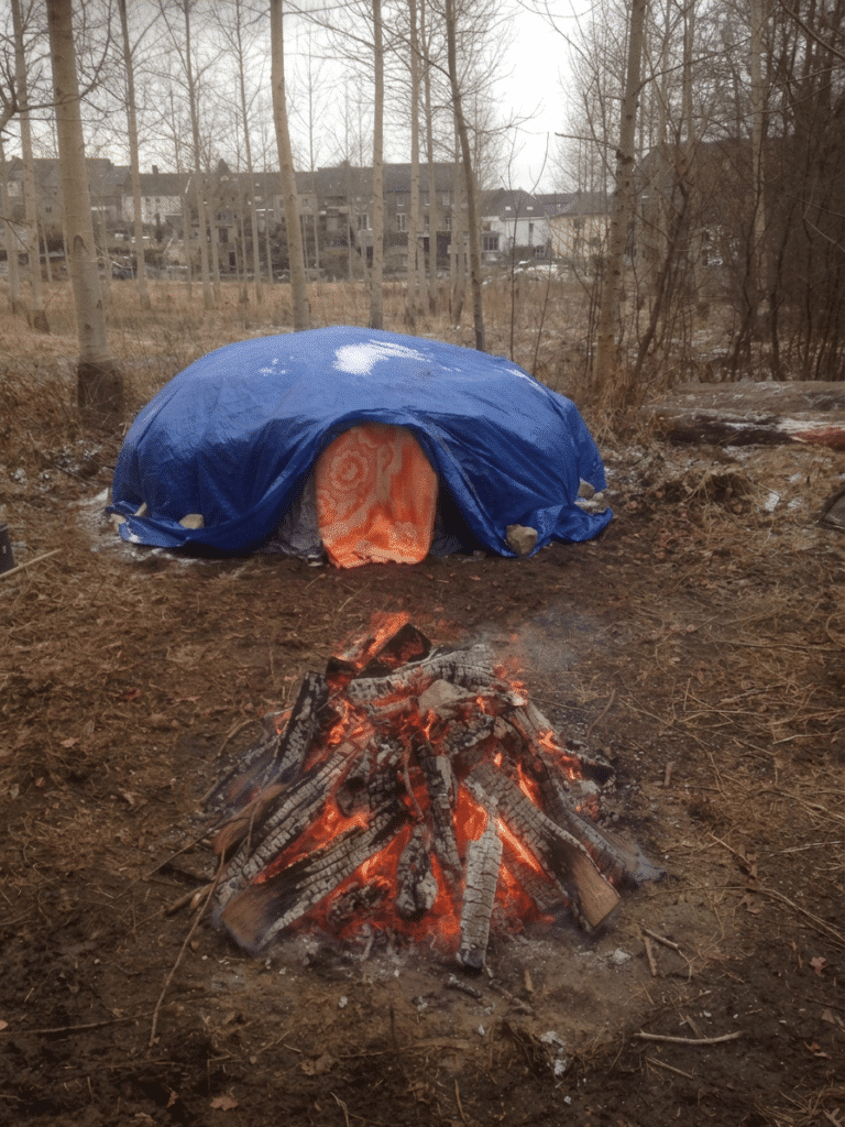 Il s'agit de la hutte de sudation qui fut construite par l'ALBA lors de la première édition.